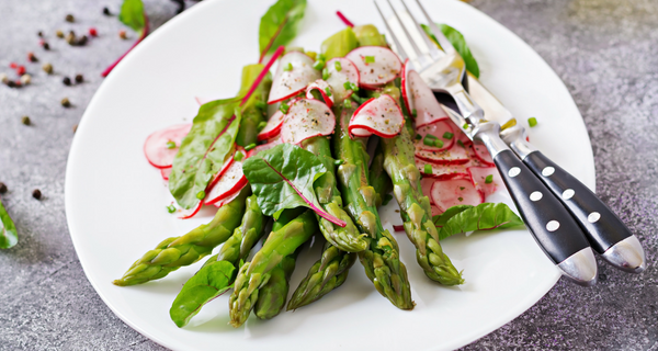 Recette de salade d’asperges, radis et bette à carde