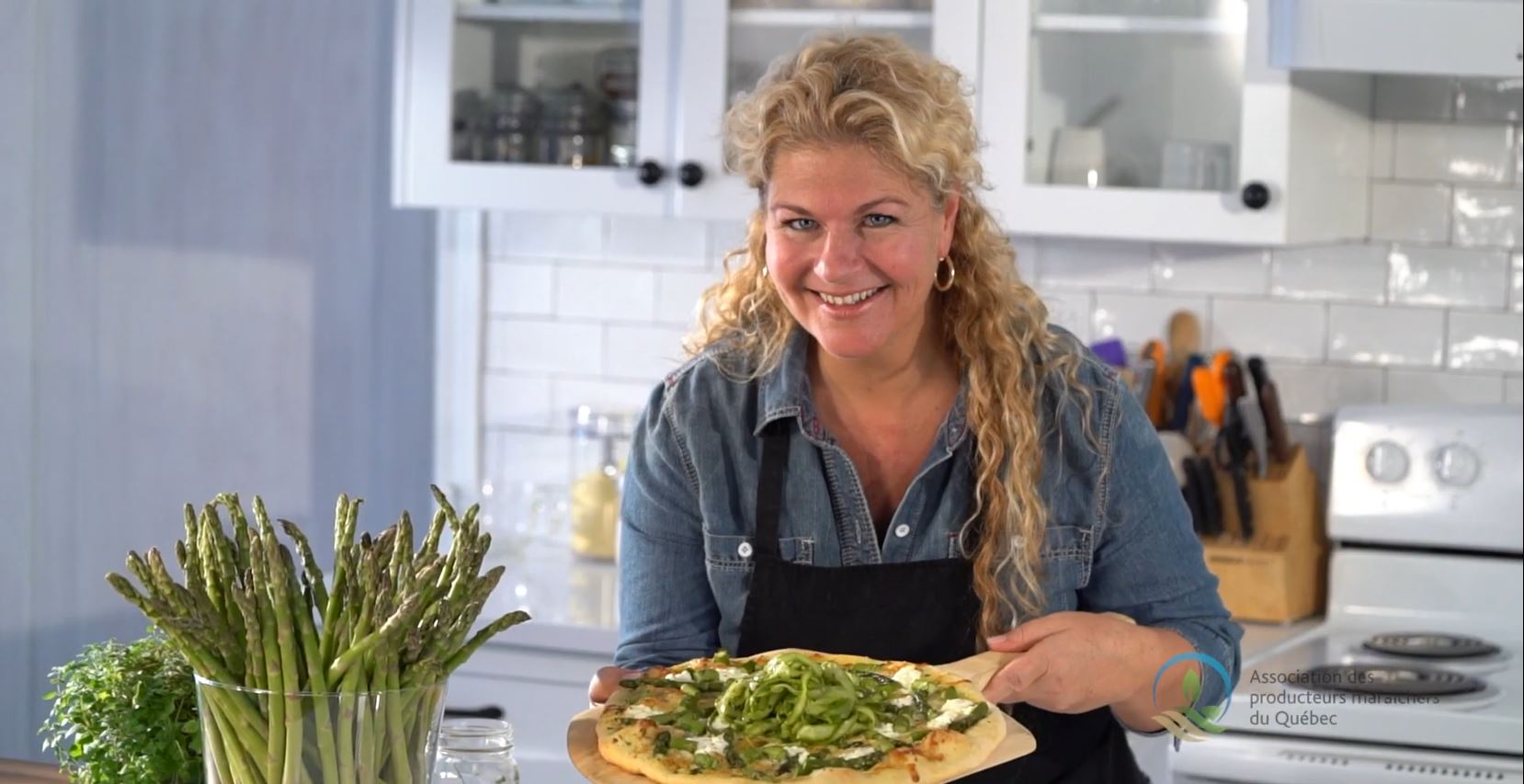 Recette : Pizza aux asperges, aux trois fromages et à l’huile d’olive assaisonnée