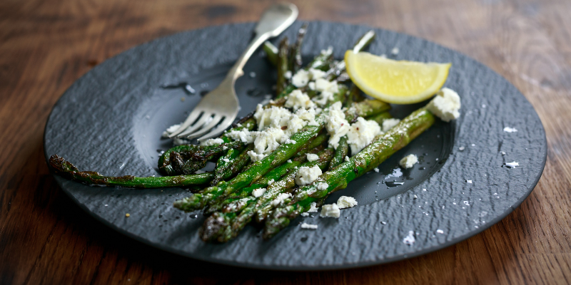 Recette : Salade d’asperges grillées et de feta